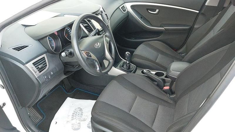 Gebraucht Hyundai i30 Trend 101 PS (74 kW) 2016 Weiß Limousine