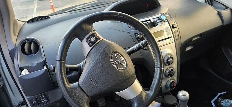 Silber Gebraucht 2009 Toyota Yaris Cool Limousine | 3.400 € (Fairer Preis) - Bild 1/4