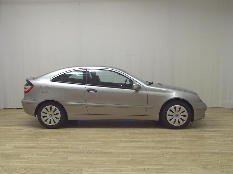 Gebraucht Mercedes C200 122 PS (89 kW) 2005 Cubanitsilber metallic Coupé
