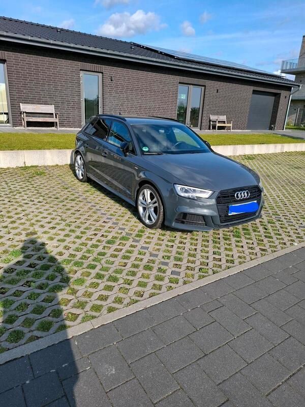Grau Gebraucht 2019 Audi A3 Sportback S-Line Kleinwagen | 17.900 € (Guter Preis) - Bild 1/4