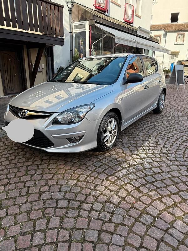 Gebraucht Hyundai i30 109 PS (80 kW) 2010 Silber Kleinwagen