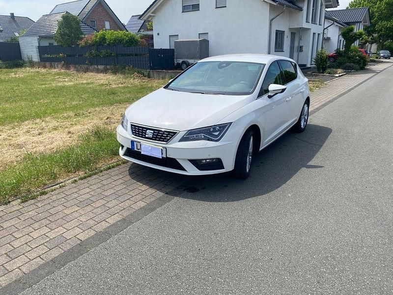Weiß Gebraucht 2017 Seat Leon XCELLENCE Limousine | 14.300 € (Fairer Preis) - Bild 1/4