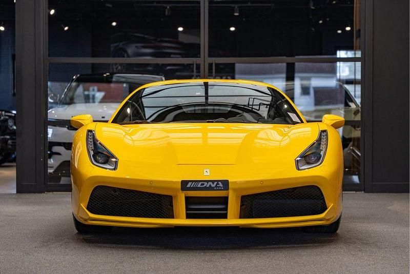 Second-hand Ferrari 488 672 CP (494 kW) 2018 Galben Coupe