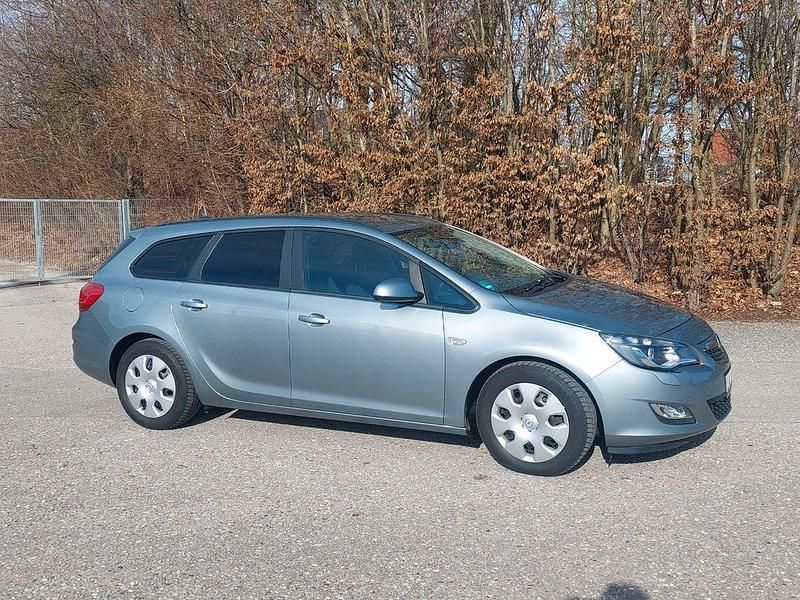 Gebraucht Opel Astra Edition 125 PS (91 kW) 2011 Silber Kombi