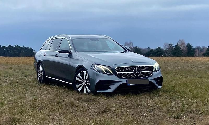 Grau Gebraucht 2018 Mercedes E220 AMG line Limousine | 20.500 € (Superpreis) - Bild 1/4