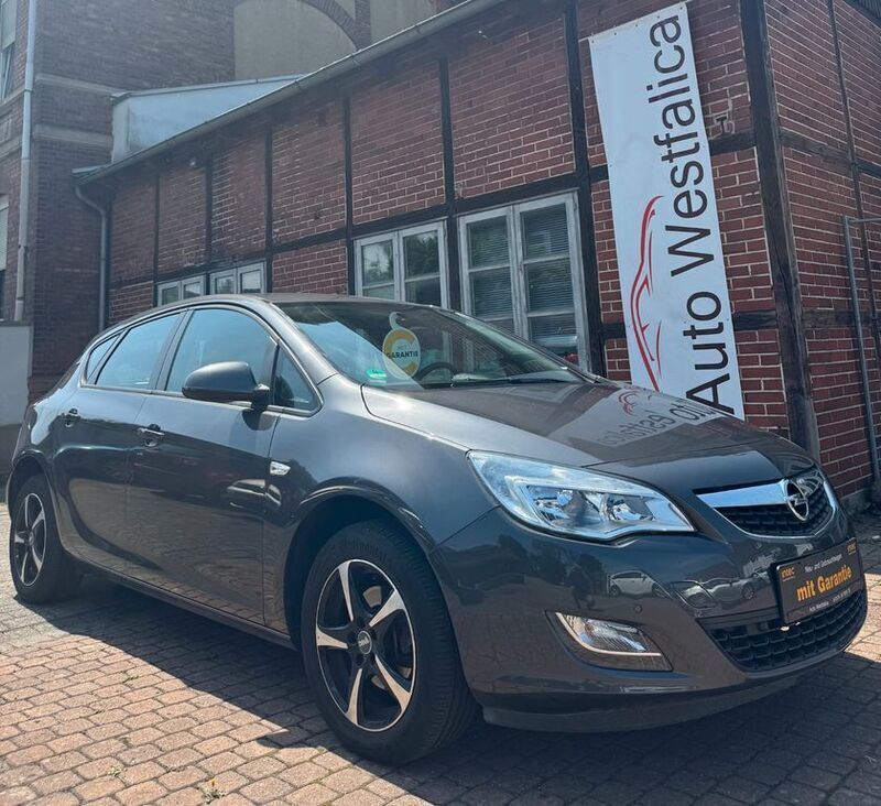 Grau Gebraucht 2012 Opel Astra Design Edition Limousine | 6.999 € (Fairer Preis) - Bild 1/4