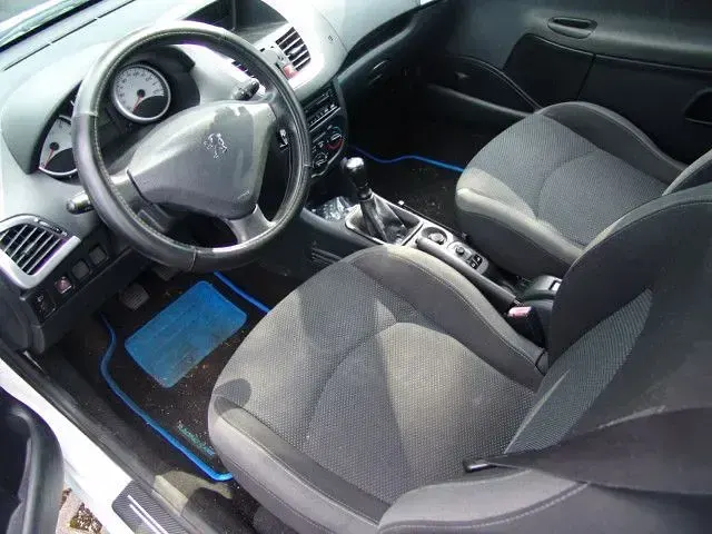 Gebraucht Peugeot 206 Basis 60 PS (44 kW) 2009 Lack weiss banquise/flach stan Kleinwagen
