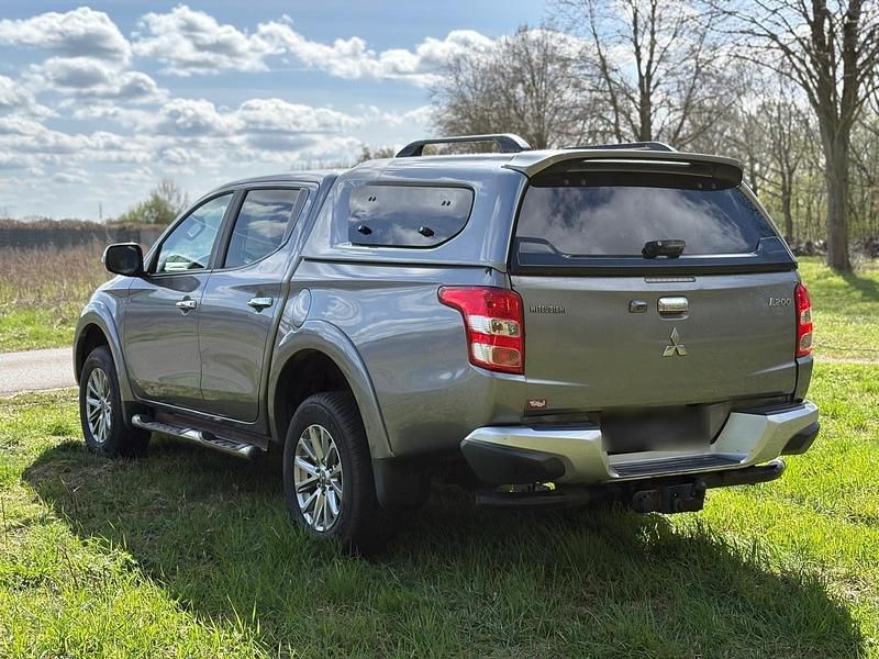 Gebraucht Mitsubishi L200 181 PS (133 kW) 2016 Grau Pickup