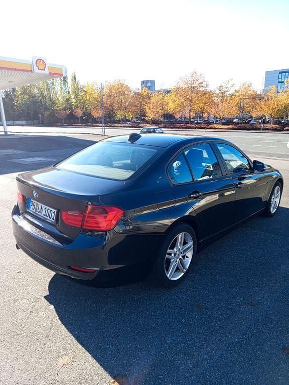 Gebraucht BMW 318 143 PS (105 kW) 2014 Schwarz Limousine