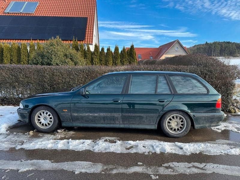 Grün Gebraucht 1999 BMW 523 Basis Kombi | 2.000 € (Superpreis) - Bild 1/4