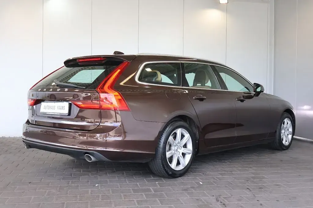 Gebraucht Volvo V90 Momentum 190 PS (139 kW) 2017 Braun Kombi