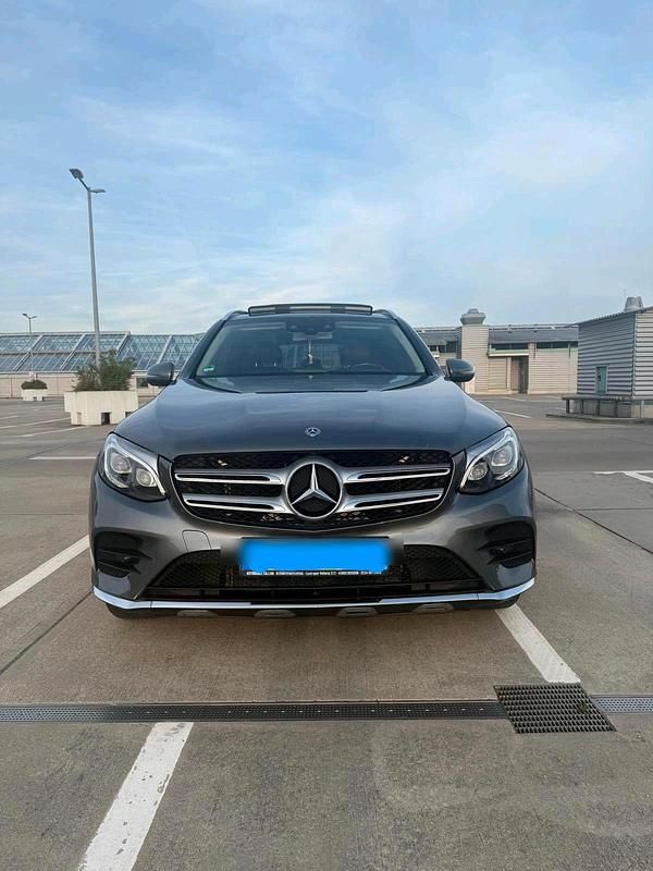 Grau Gebraucht 2017 Mercedes GLC250 AMG line SUV | 24.500 € (Fairer Preis) - Bild 1/4