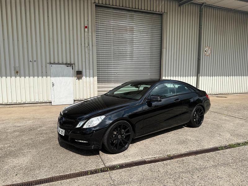 Schwarz Gebraucht 2011 Mercedes E250 AMG Coupé | 15.990 € (Etwas zu teuer) - Bild 1/4