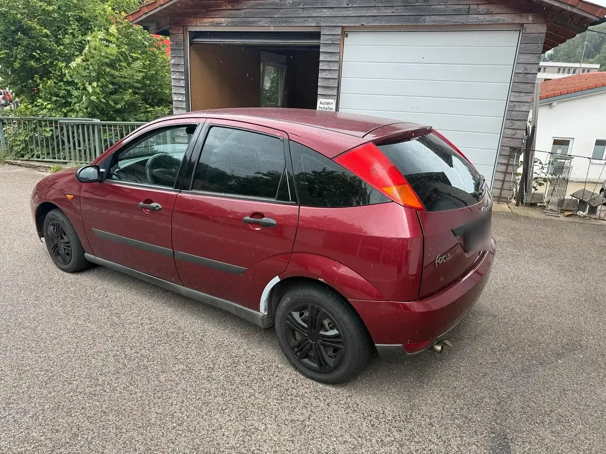 Gebraucht Ford Focus 105 PS (77 kW) 1999 Rot Kleinwagen