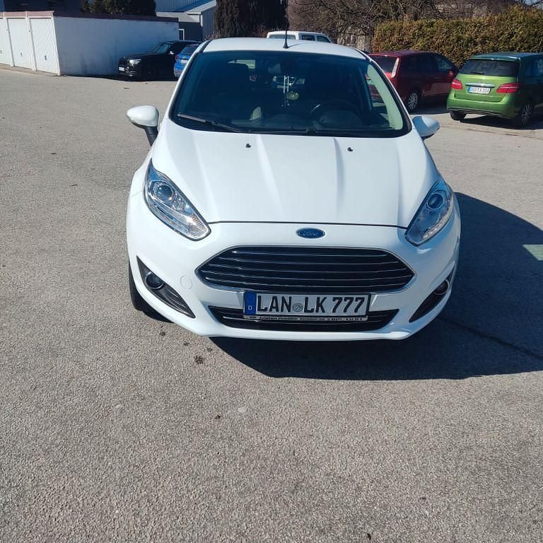 Gebraucht Ford Fiesta Trend 101 PS (74 kW) 2015 Weiß Kleinwagen