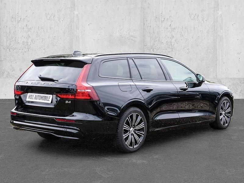 Gebraucht Volvo V60 Plus 197 PS (144 kW) 2025 Schwarz Kombi