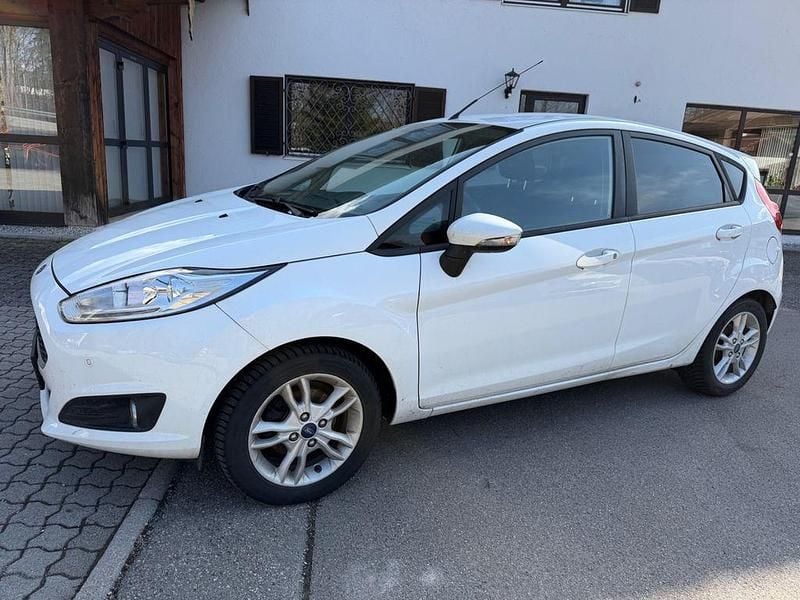 Gebraucht Ford Fiesta Celebration 101 PS (74 kW) 2017 Weiß Limousine