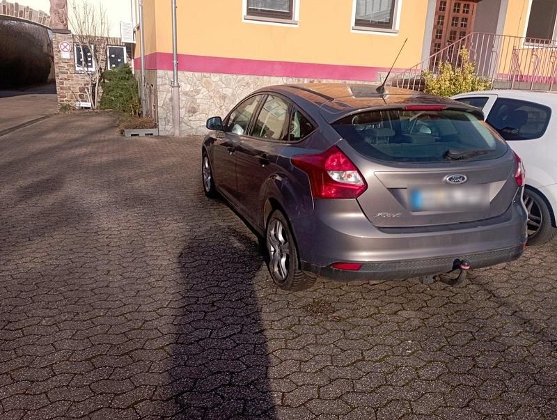 Gebraucht Ford Focus 100 PS (73 kW) 2014 Braun Limousine