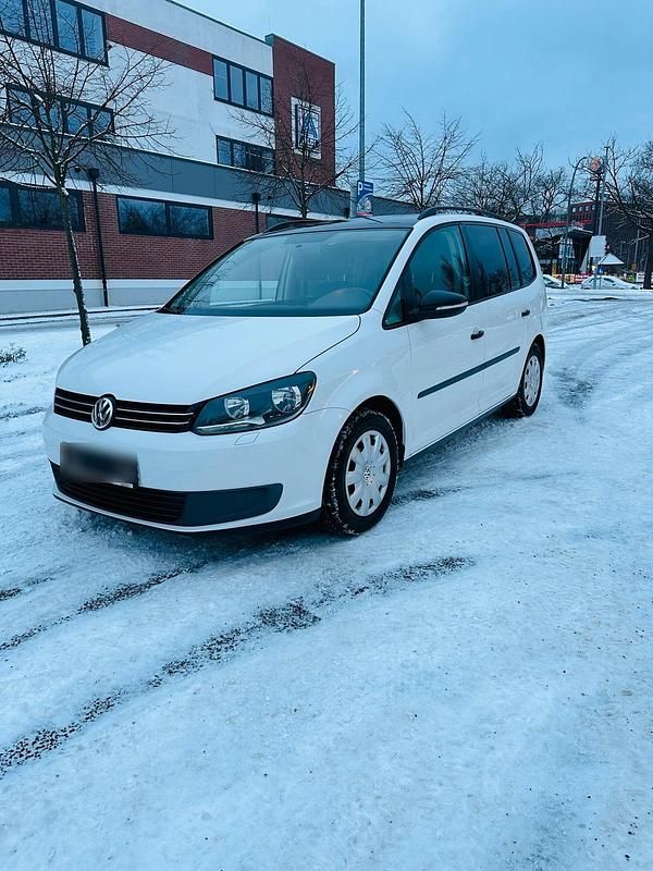 Weiß Gebraucht 2011 VW Touran Van / Kleinbus | 6.300 € (Fairer Preis) - Bild 1/4