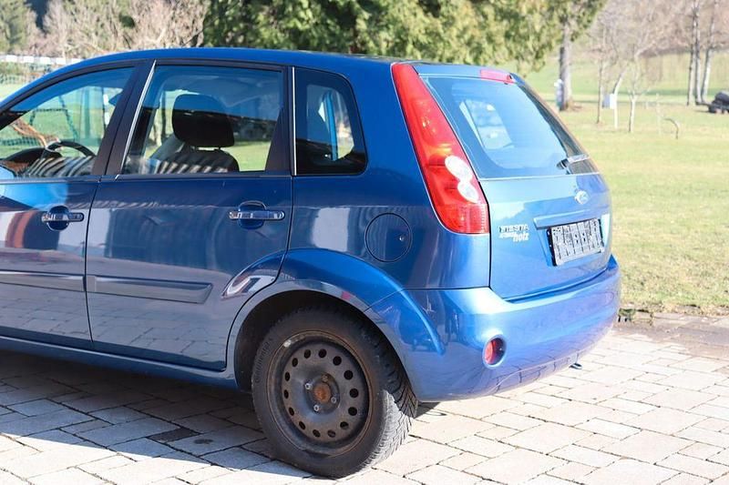 Gebraucht Ford Fiesta Ambiente 80 PS (58 kW) 2008 Blau Kleinwagen
