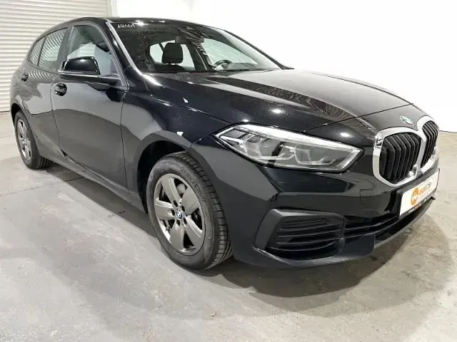 Gebraucht BMW 118 Advantage 136 PS (100 kW) 2023 Saphirschwarz (metallic) Kleinwagen