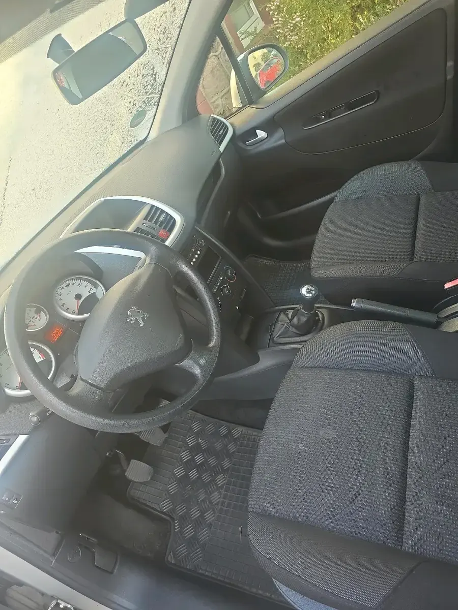 Gebraucht Peugeot 207 73 PS (53 kW) 2010 Silber Kleinwagen