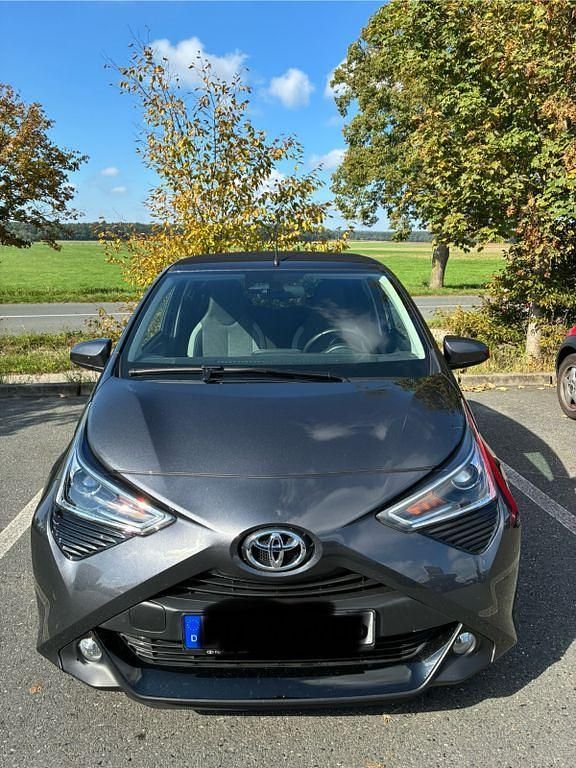 Grau Gebraucht 2021 Toyota Aygo Team Kleinwagen | 12.900 € (Etwas zu teuer) - Bild 1/4