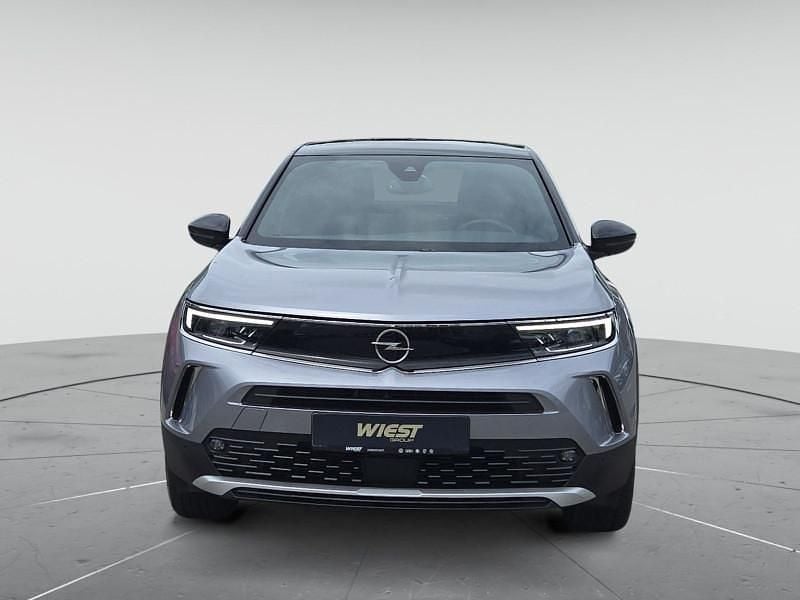 Grau artense metallic Gebraucht 2023 Opel Mokka-e Ultimate SUV | 19.880 € (Guter Preis) - Bild 1/4
