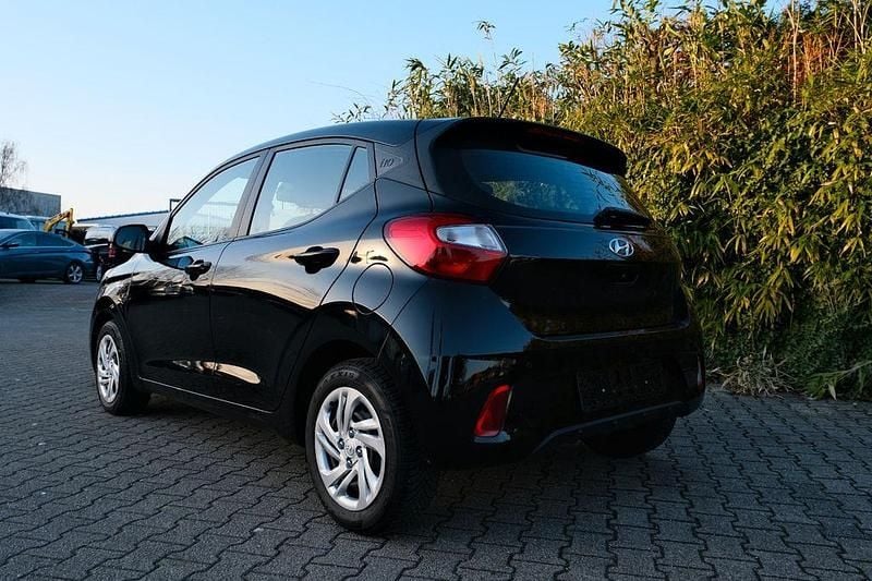 Gebraucht Hyundai i10 Select 67 PS (49 kW) 2023 Schwarz Kleinwagen