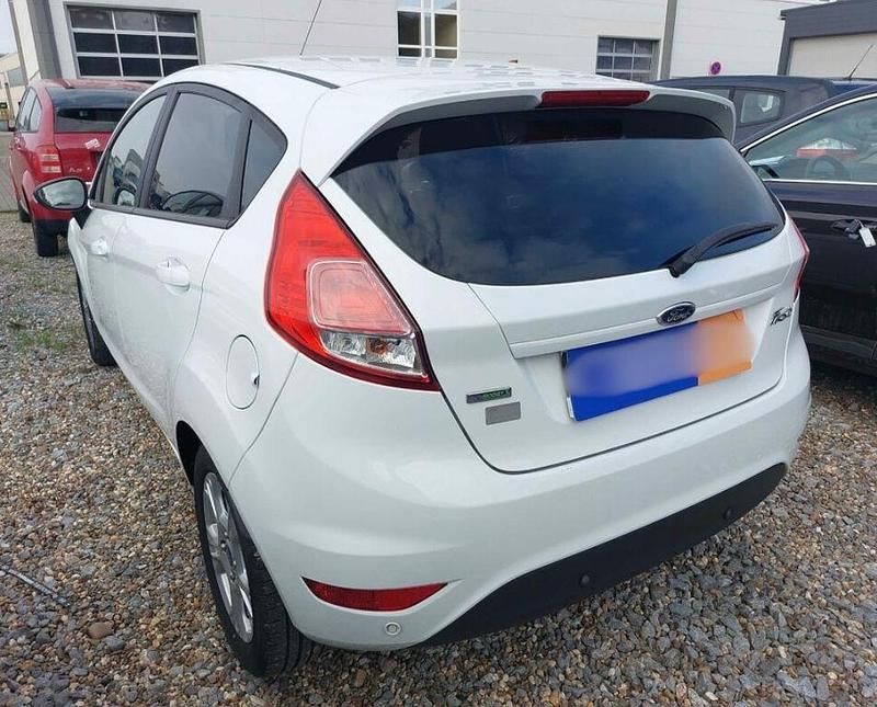 Gebraucht Ford Fiesta 101 PS (74 kW) 2014 Weiß Kleinwagen