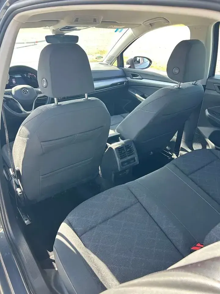 Używany VW Golf VIII Active 110 KM (80 kW) 2021 Szary Sedan/Limuzyna