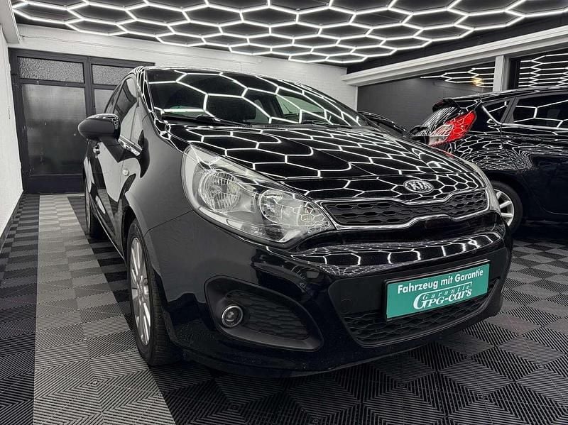 Auroraschwarz met. Gebraucht 2014 Kia Rio DREAM-TEAM Edition Kleinwagen | 5.990 € (Fairer Preis) - Bild 1/4
