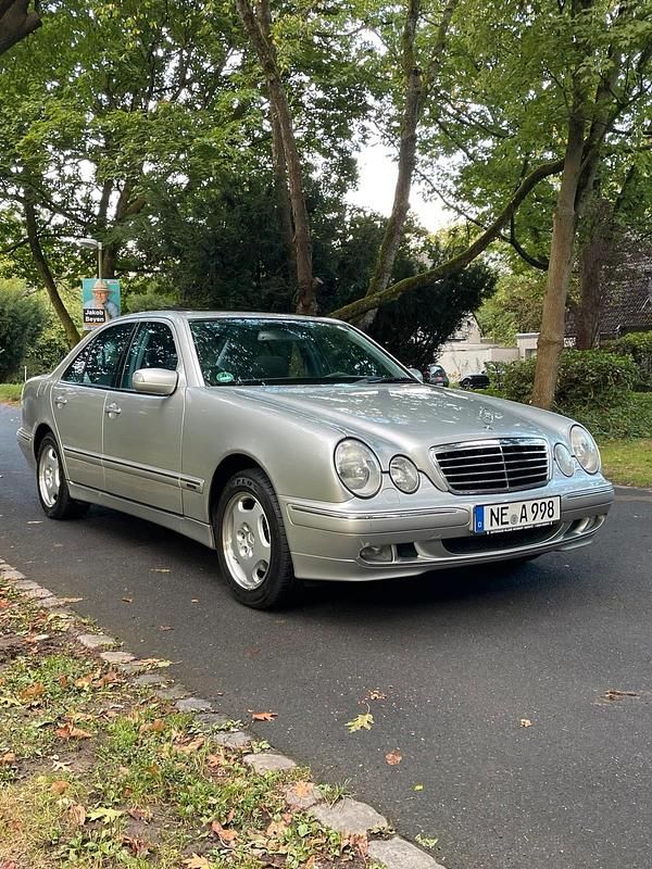 Silber Gebraucht 2003 Mercedes E280 Avantgarde Limousine | 5.950 € (Fairer Preis) - Bild 1/4