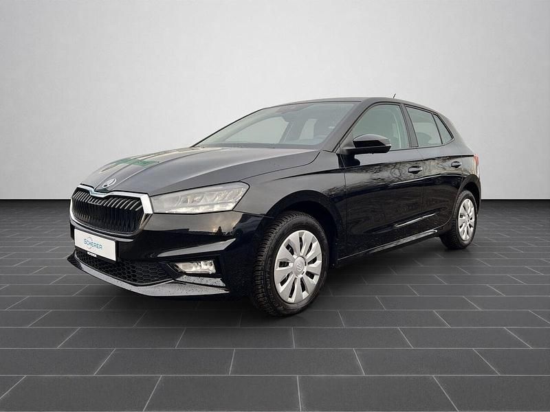 Blackmagic perleffekt (metallic) Gebraucht 2025 Skoda Fabia Essence Limousine | 16.990 € (Fairer Preis) - Bild 1/4