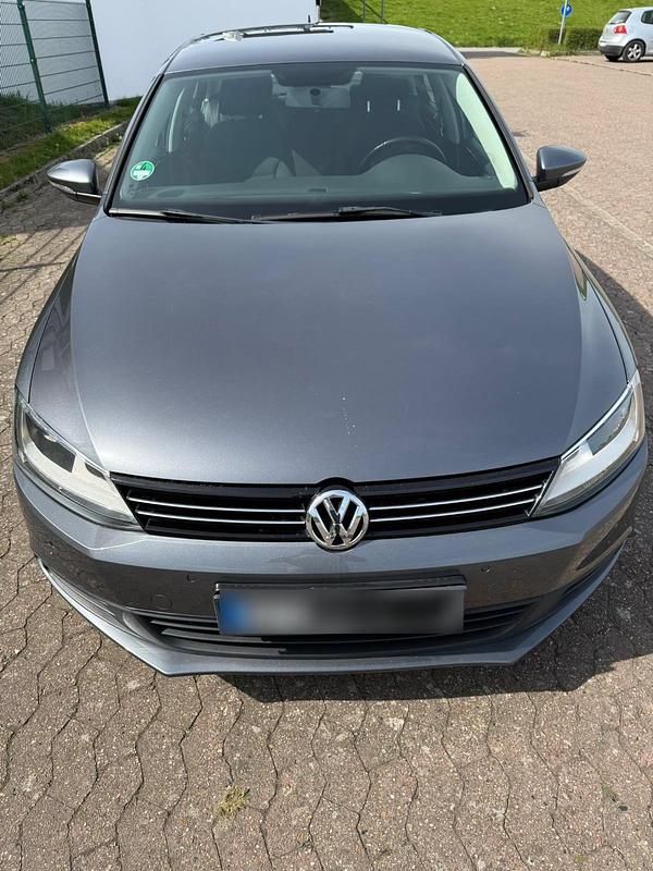 Second-hand VW Jetta 140 CP (102 kW) 2011 Argintiu Berlinǎ