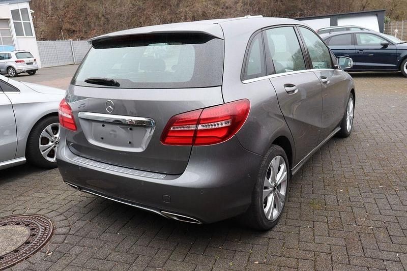 Gebraucht Mercedes B180 122 PS (89 kW) 2018 Grau Van / Kleinbus