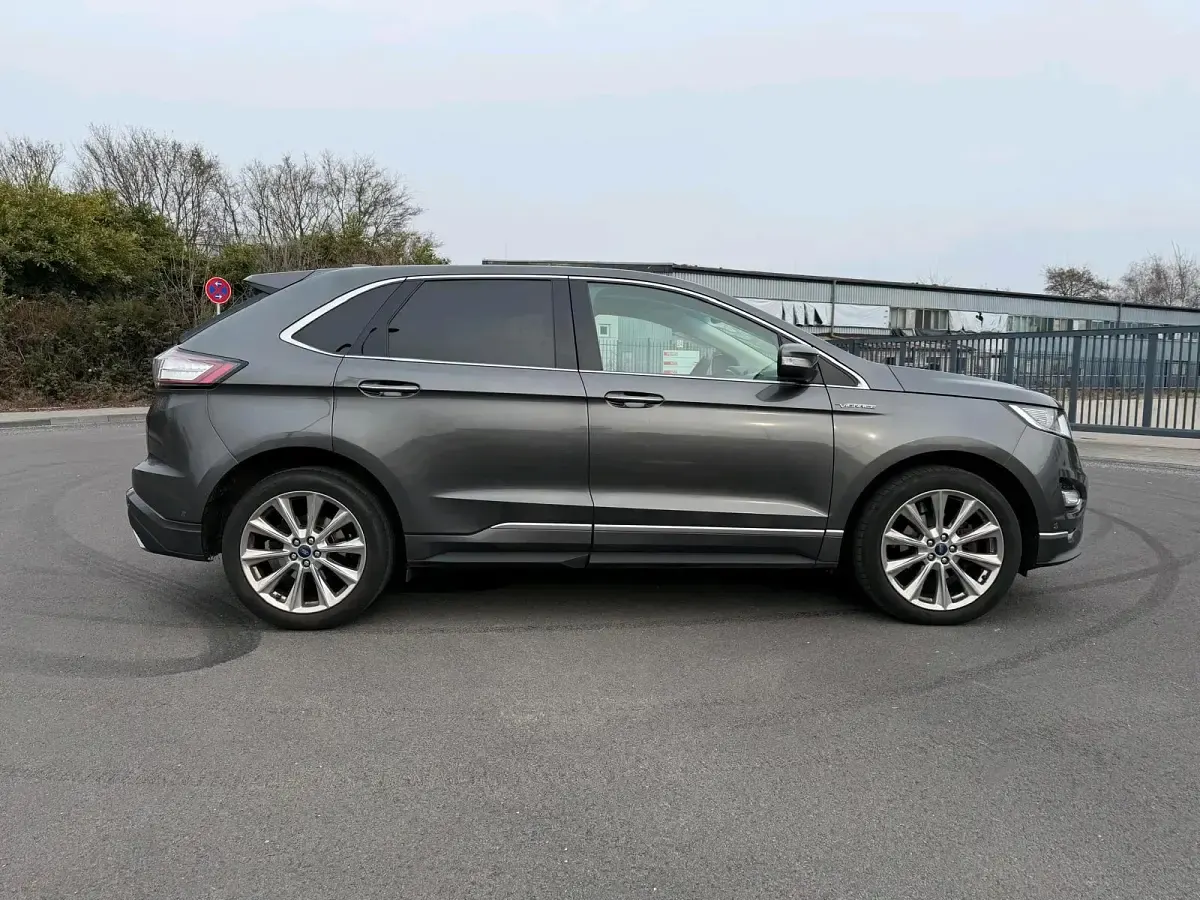 Gebraucht Ford Edge Vignale 210 PS (154 kW) 2018 Grau SUV