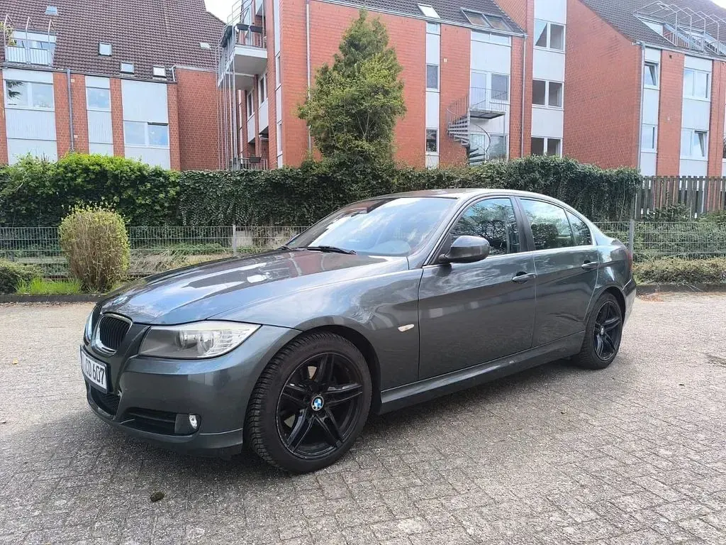 Gebraucht BMW 320 143 PS (105 kW) 2009 Grau Limousine
