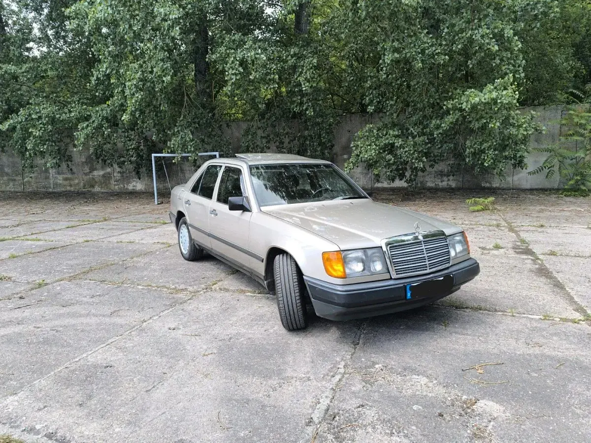 Gebraucht Mercedes E230 132 PS (97 kW) 1988 Silber Limousine