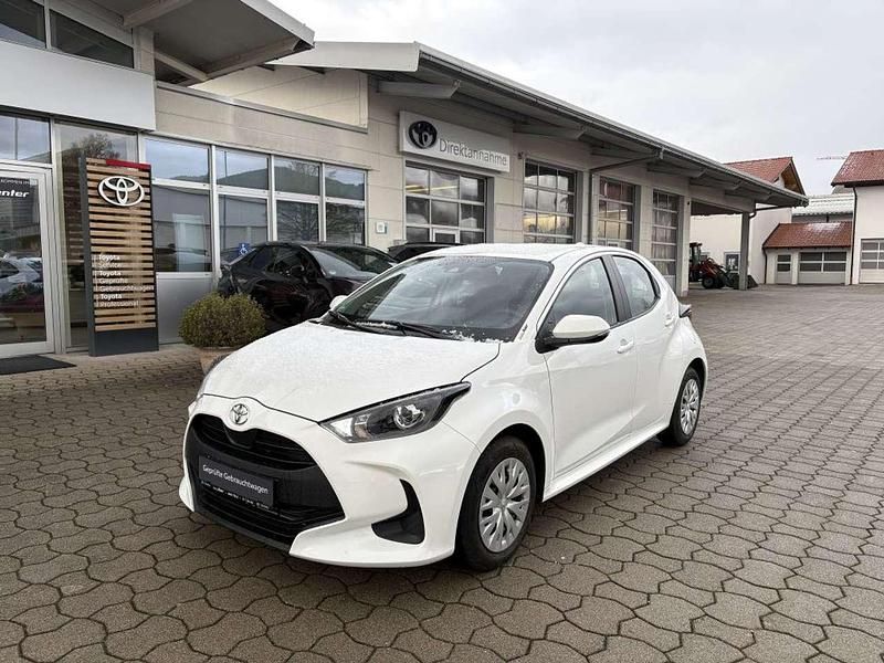 Schneeweiß Gebraucht 2023 Toyota Yaris Comfort Kleinwagen | 17.990 € (Etwas zu teuer) - Bild 1/4