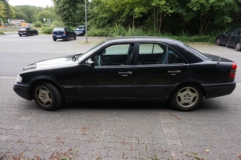 Schwarz Gebraucht 1996 Mercedes C180 Limousine | 1.000 € (Superpreis) - Bild 1/4
