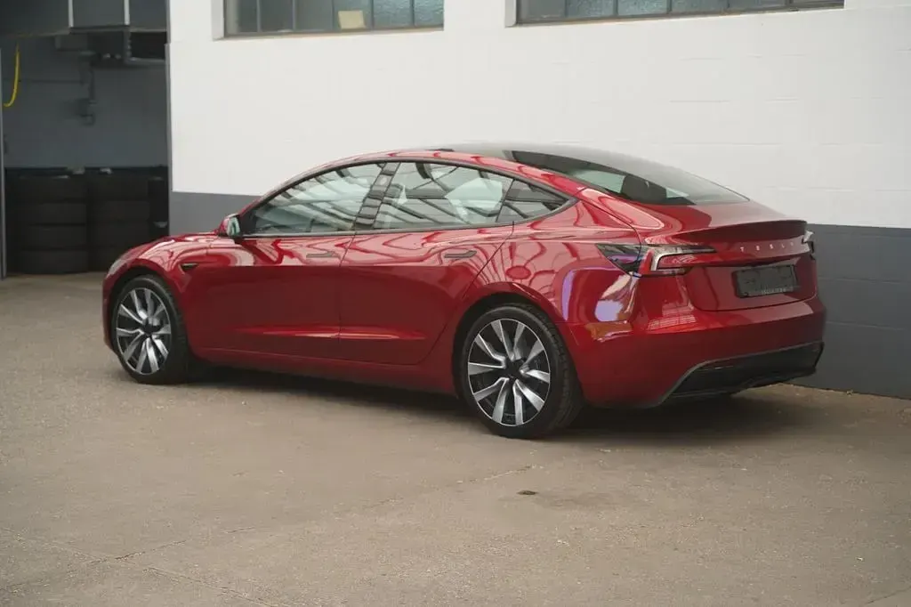 Gebraucht Tesla Model 3 Standard Range 208 kW (283 PS) 2024 Rot Limousine