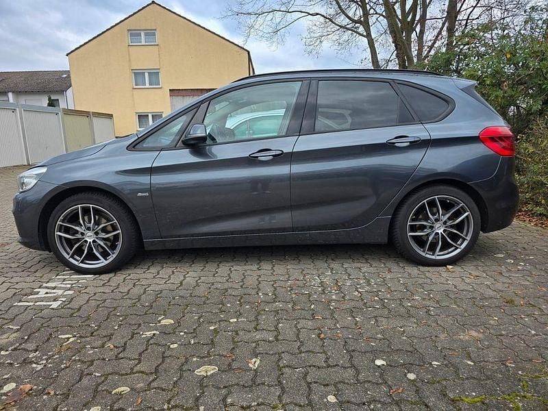 Grau Gebraucht 2017 BMW 220 Active Tourer Sport Line Van / Kleinbus | 15.500 € (Guter Preis) - Bild 1/4