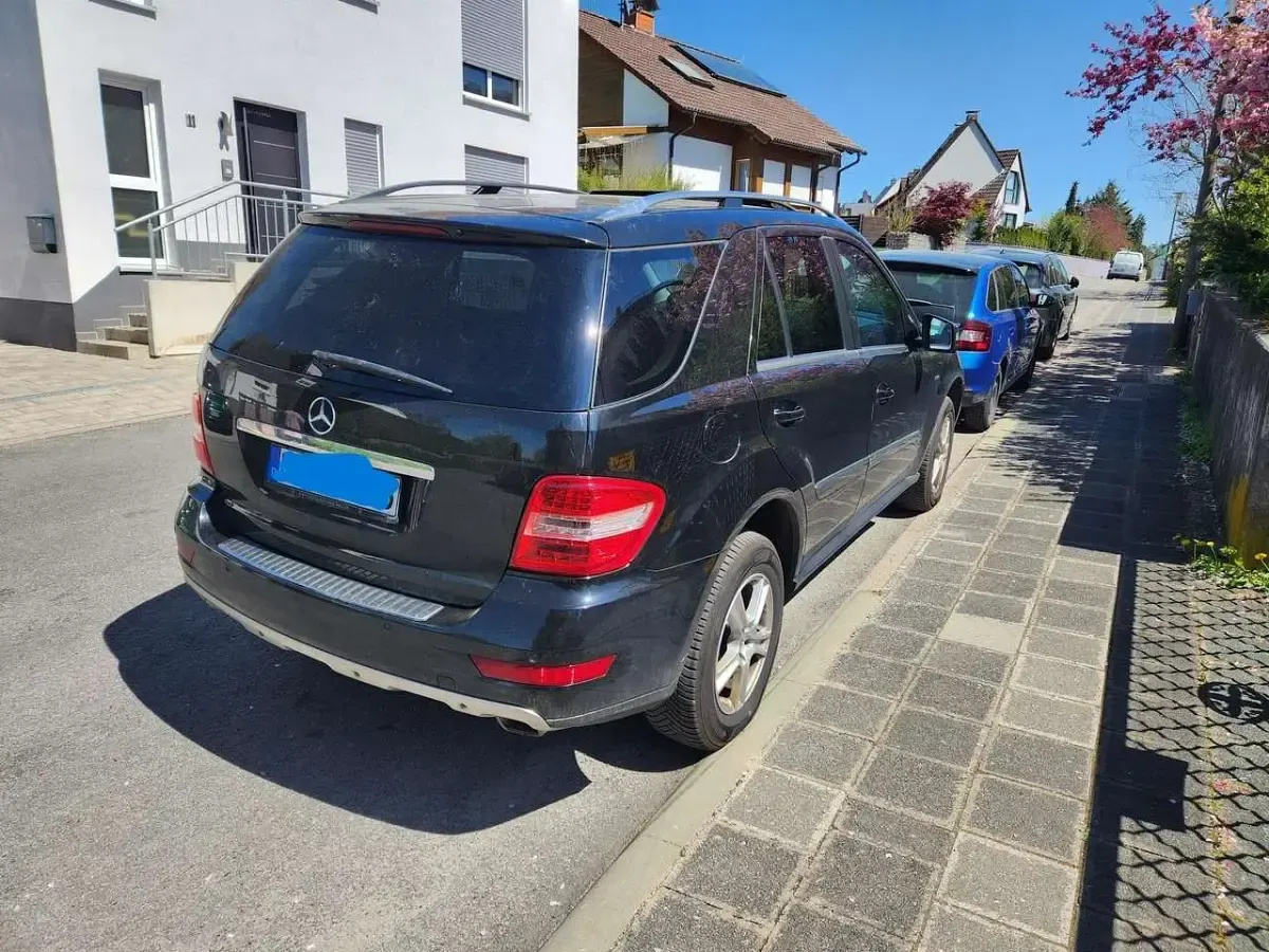 Second-hand Mercedes ML300 204 CP (150 kW) 2010 Negru SUV