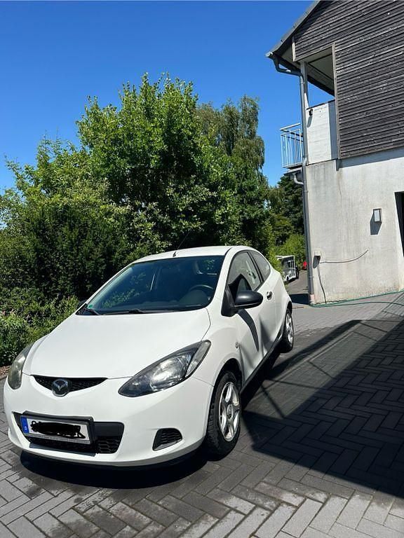 Weiß Gebraucht 2008 Mazda 2 Limousine | 2.900 € (Fairer Preis) - Bild 1/4