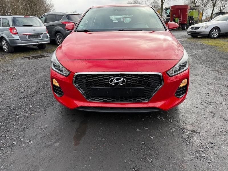 Gebraucht Hyundai i30 Pure 101 PS (74 kW) 2017 Rot Limousine