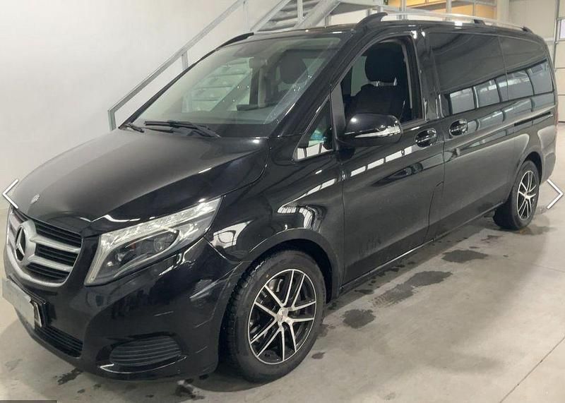 Schwarz Gebraucht 2016 Mercedes V220 Edition Van / Kleinbus | 31.590 € (Fairer Preis) - Bild 1/4