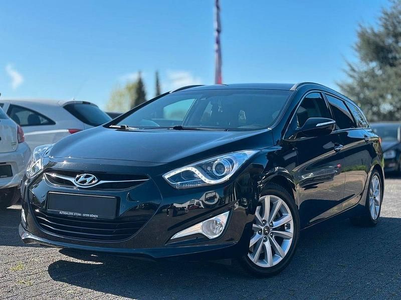 Schwarz Gebraucht 2011 Hyundai i40 Premium Kombi | 12.490 € (Teuer) - Bild 1/4