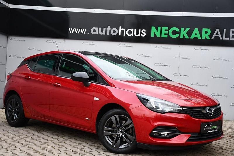 Chili rot/kardio rot Gebraucht 2021 Opel Astra Design & Tech Limousine | 13.900 € (Guter Preis) - Bild 1/4