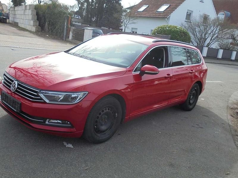 Gebraucht VW Passat Comfortline 120 PS (88 kW) 2017 Tornadorot Kombi